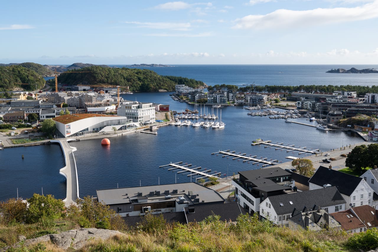 Utsikt fra Uranienborg over Mandal sentrum, med Buen kulturhus, gjestehavnen og skjærgården ut mot havet.