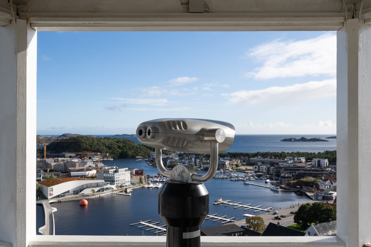 Utsiktskikkert på Uranienborg med Mandal sentrum og havet i bakgrunnen.